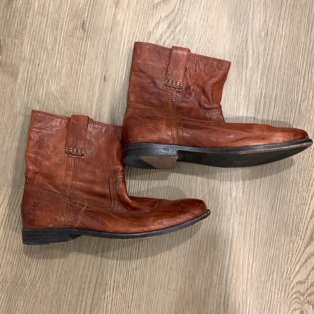 Excellent condition FRYE Anna short distressed ankle boots cognac color size 8